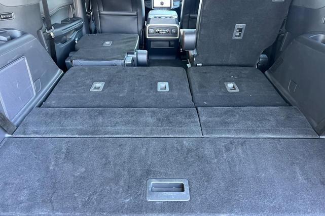 Photo of 2024 Agate Black Metallic Ford Expedition