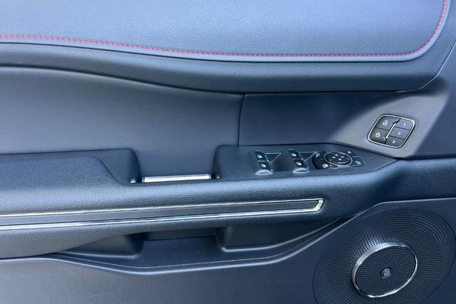 Photo of 2024 Agate Black Metallic Ford Expedition