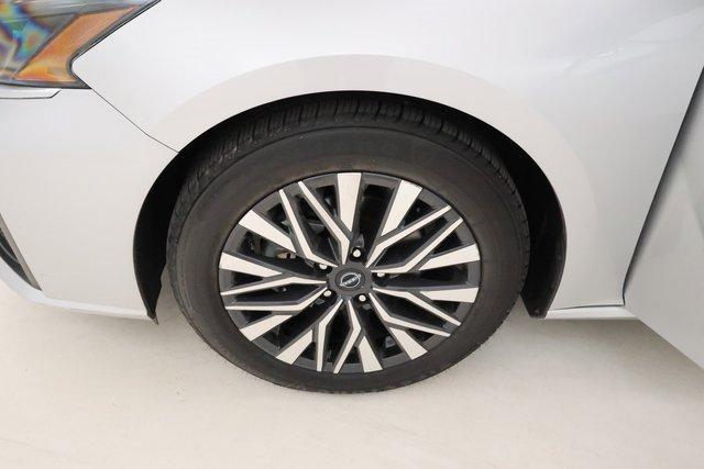 Photo of 2023 Brilliant Silver Metallic Nissan Altima