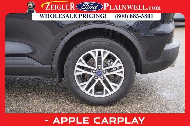 Photo of 2020 Black Metallic Ford Escape