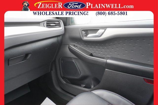 Photo of 2020 Black Metallic Ford Escape