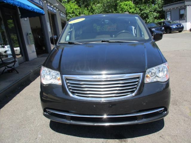 Photo of 2016 Brilliant Black Crystal Pearlcoat Chrysler Town & Country