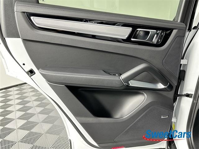Photo of 2023 Carrara White Metallic Porsche Cayenne