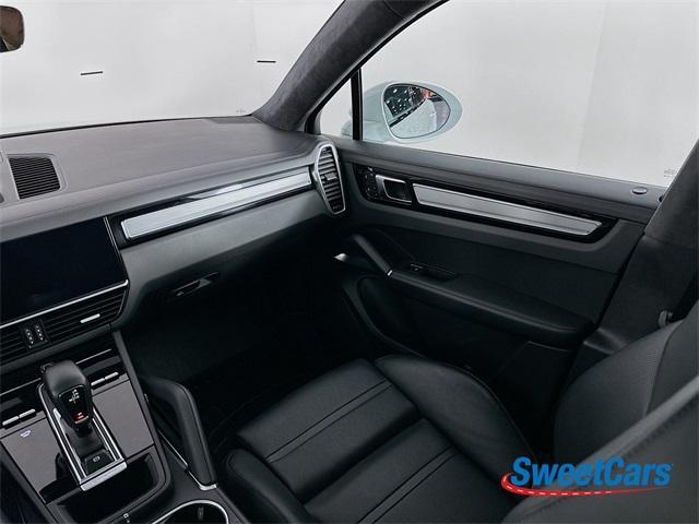 Photo of 2023 Carrara White Metallic Porsche Cayenne