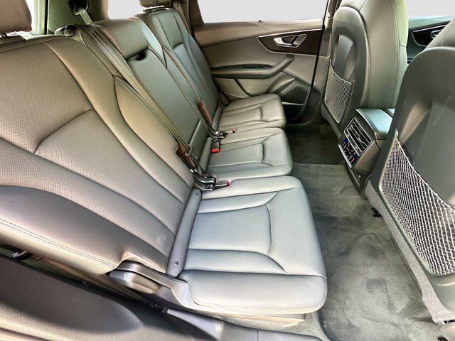 Photo of 2021 Gray Metallic Audi Q7