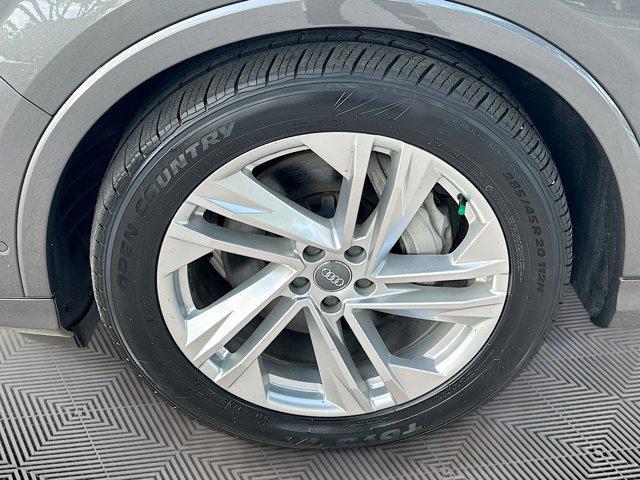 Photo of 2021 Gray Metallic Audi Q7