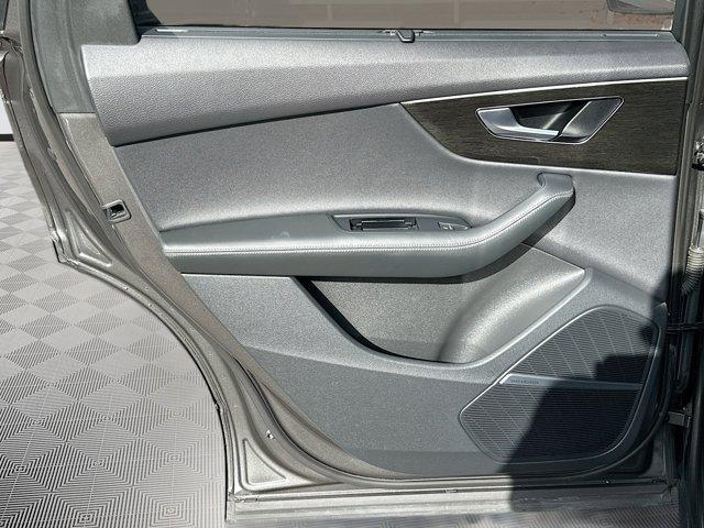 Photo of 2021 Gray Metallic Audi Q7