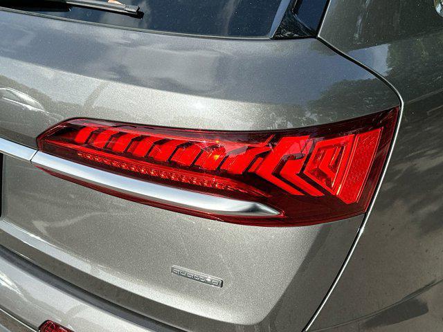 Photo of 2021 Gray Metallic Audi Q7