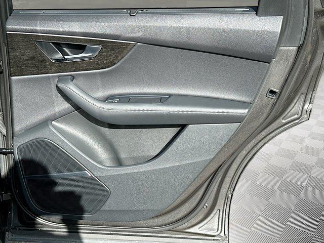 Photo of 2021 Gray Metallic Audi Q7