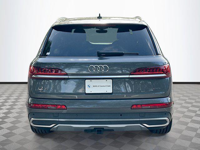 Photo of 2021 Gray Metallic Audi Q7