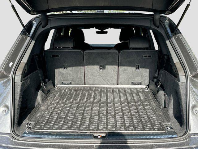 Photo of 2021 Gray Metallic Audi Q7