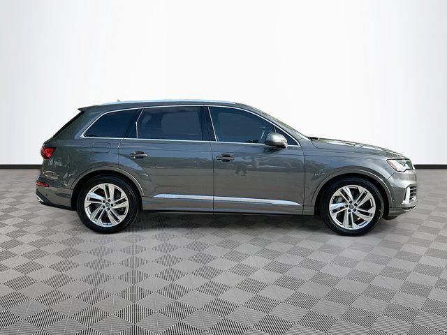 Photo of 2021 Gray Metallic Audi Q7