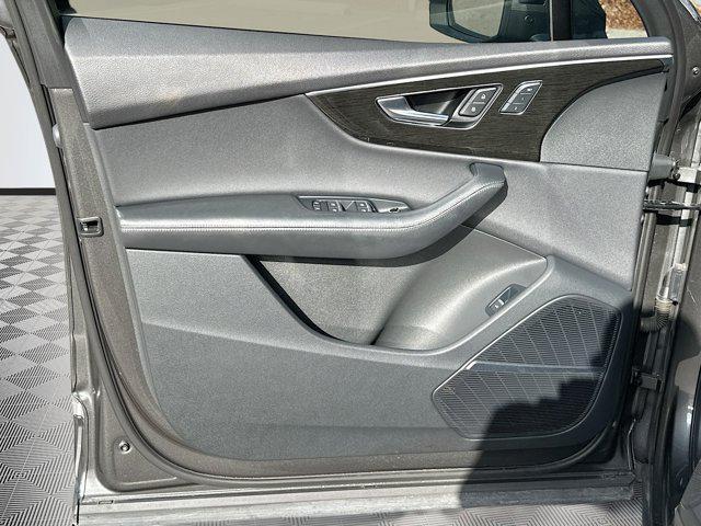 Photo of 2021 Gray Metallic Audi Q7