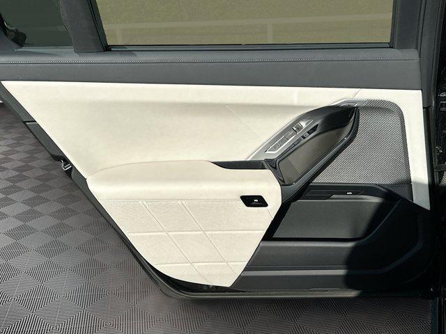 Photo of 2023 Carbon Black Metallic BMW 740