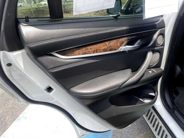 Photo of 2016 Mineral White Metallic BMW X6