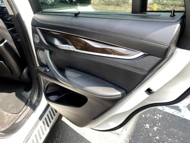 Photo of 2016 Mineral White Metallic BMW X6