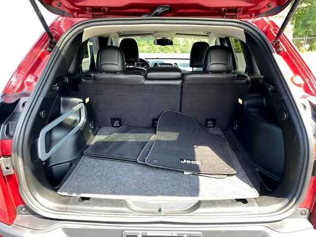 Photo of 2017 Deep Cherry Red Crystal Pearlcoat Jeep Cherokee