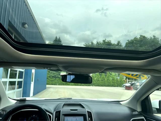 Photo of 2020 Star White Metallic Tri-Coat Ford Edge