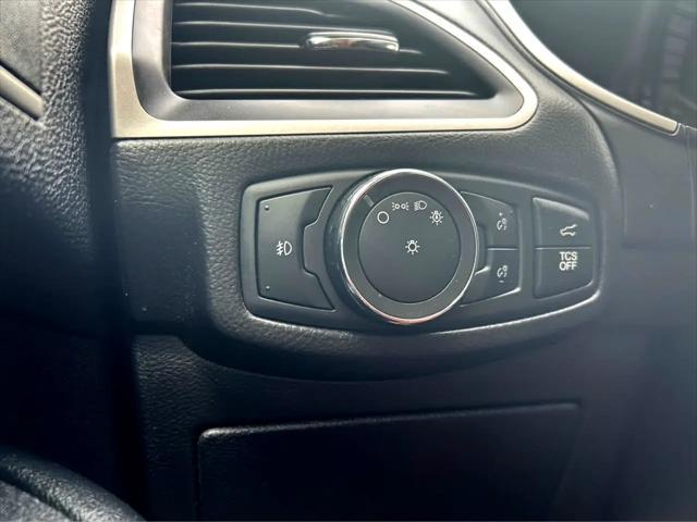 Photo of 2020 Star White Metallic Tri-Coat Ford Edge