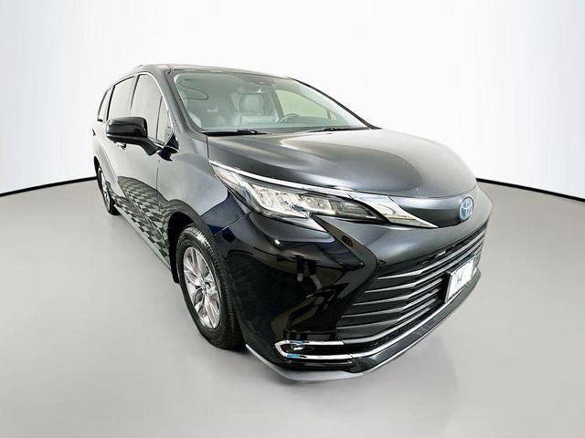 Photo of 2023 Midnight Black Metallic Toyota Sienna