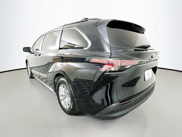 Photo of 2023 Midnight Black Metallic Toyota Sienna