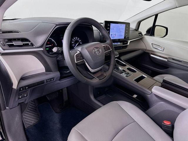 Photo of 2023 Midnight Black Metallic Toyota Sienna