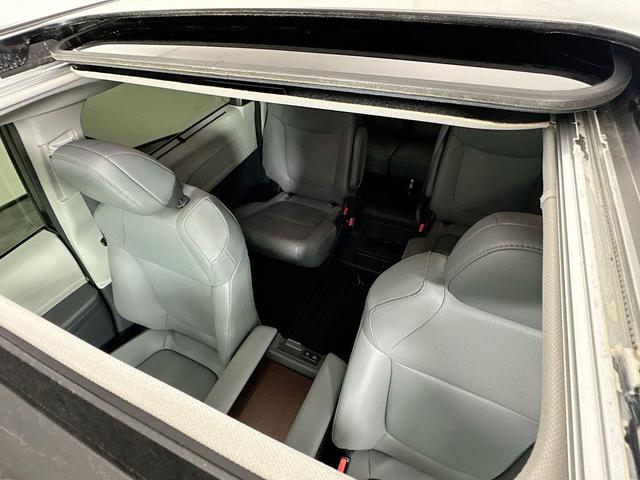 Photo of 2023 Midnight Black Metallic Toyota Sienna