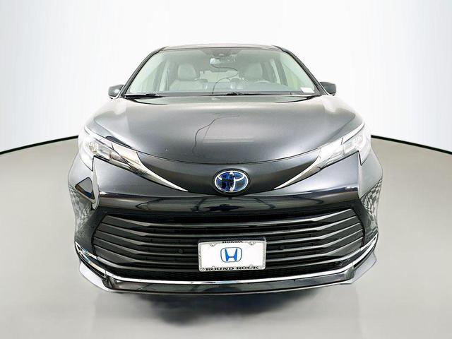 Photo of 2023 Midnight Black Metallic Toyota Sienna