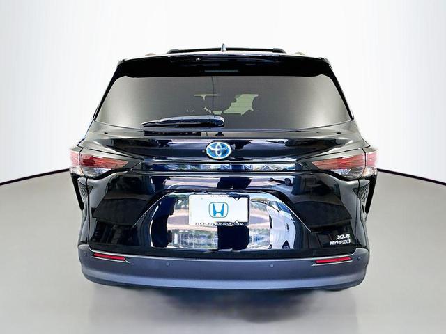 Photo of 2023 Midnight Black Metallic Toyota Sienna