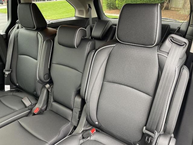 Photo of 2025 Platinum White Pearl Honda Odyssey