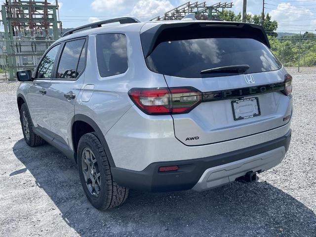 Photo of 2025 Lunar Silver Metallic Honda Pilot