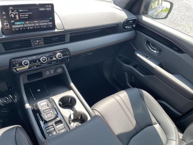 Photo of 2025 Lunar Silver Metallic Honda Pilot