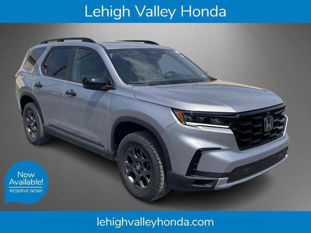Photo of 2025 Lunar Silver Metallic Honda Pilot