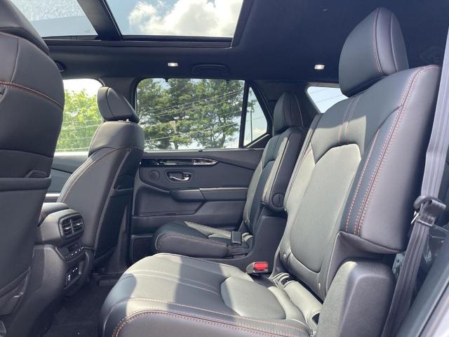 Photo of 2025 Lunar Silver Metallic Honda Pilot