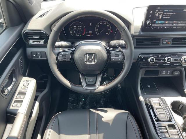 Photo of 2025 Lunar Silver Metallic Honda Pilot
