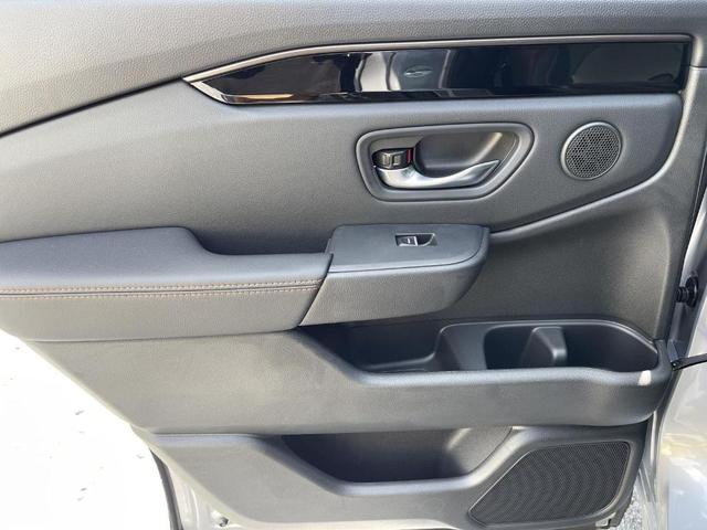 Photo of 2025 Lunar Silver Metallic Honda Pilot