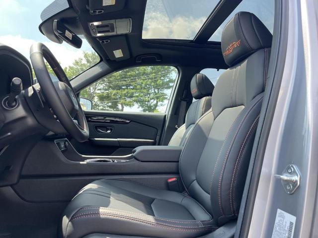 Photo of 2025 Lunar Silver Metallic Honda Pilot