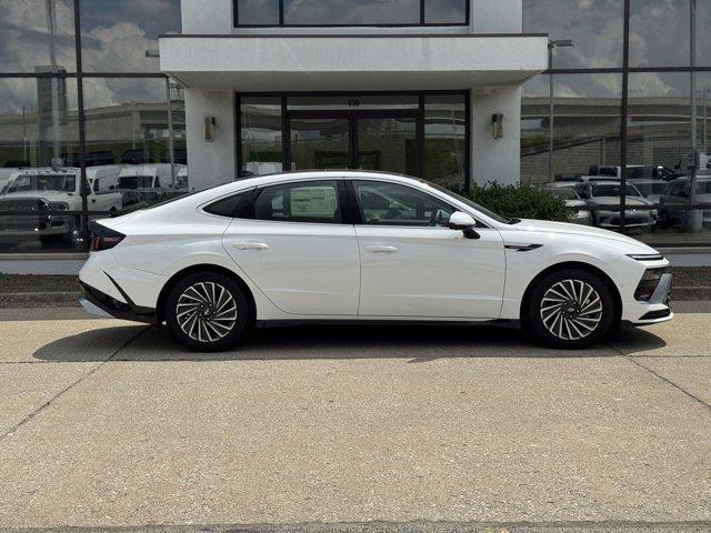Photo of 2025 White Hyundai SONATA Hybrid