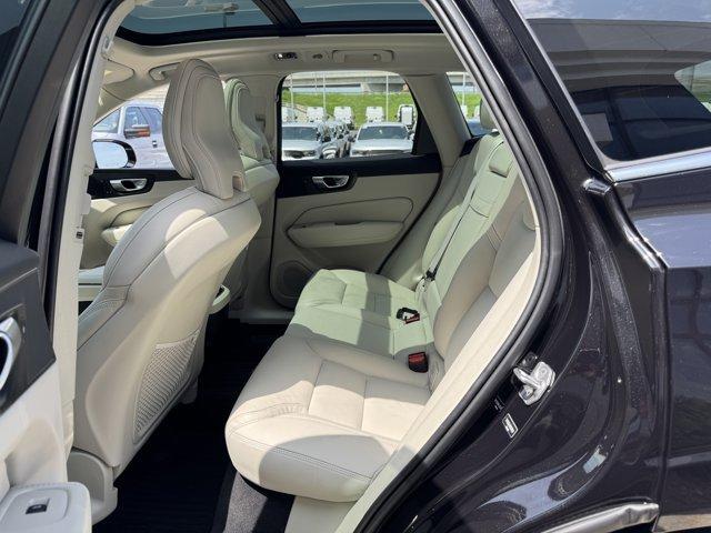 Photo of 2021 Onyx Black Metallic Volvo XC60