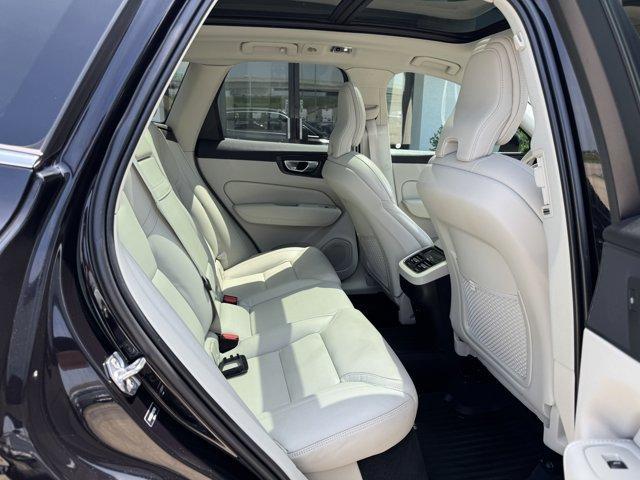 Photo of 2021 Onyx Black Metallic Volvo XC60