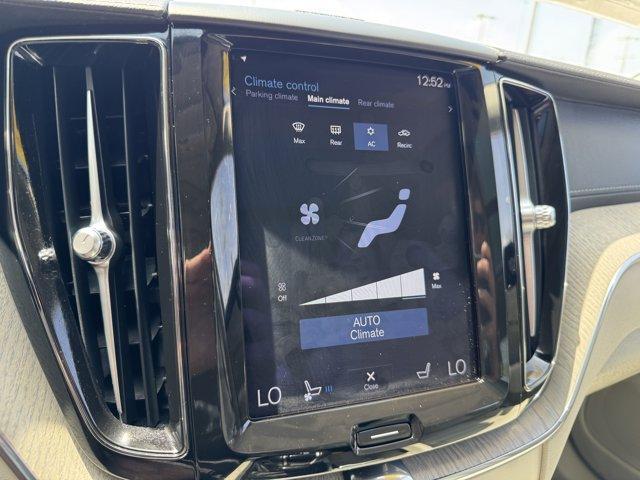 Photo of 2021 Onyx Black Metallic Volvo XC60