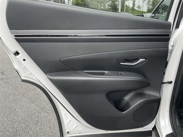 Photo of 2024 White Pearl Hyundai TUCSON Hybrid