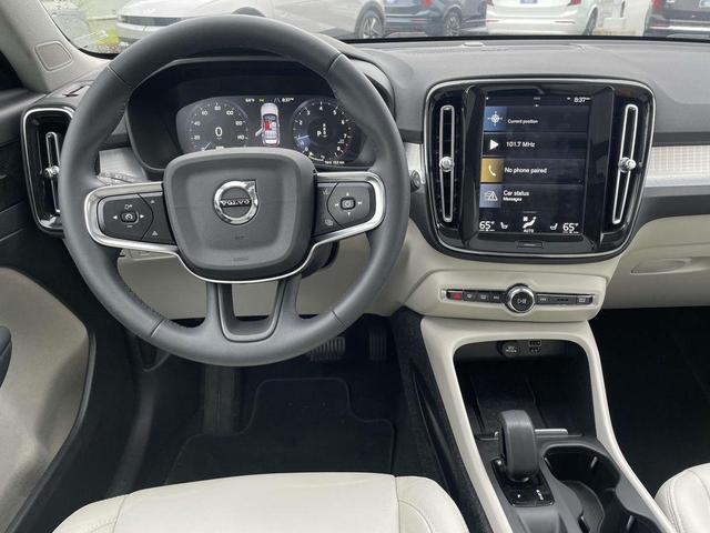 Photo of 2022 Glacier Silver Metallic Volvo XC40