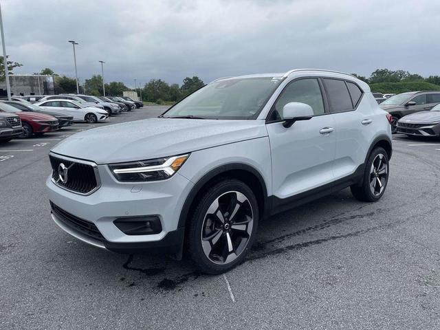 Photo of 2022 Glacier Silver Metallic Volvo XC40