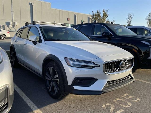 Photo of 2023 Crystal White Metallic Volvo V60 Cross Country