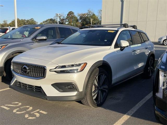 Photo of 2023 Crystal White Metallic Volvo V60 Cross Country