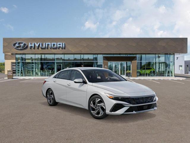 Photo of 2025 White Hyundai ELANTRA