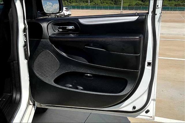 Photo of 2017 White Knuckle Clearcoat Dodge Grand Caravan