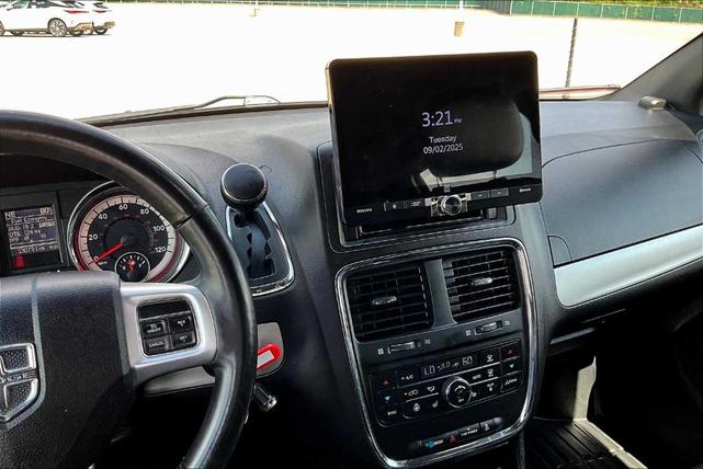 Photo of 2017 White Knuckle Clearcoat Dodge Grand Caravan