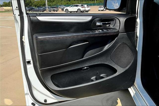 Photo of 2017 White Knuckle Clearcoat Dodge Grand Caravan